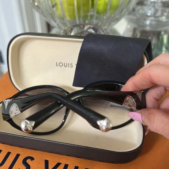 LOUIS VUITTON “IRIS” Sunnies😎 - Picture 6 of 17